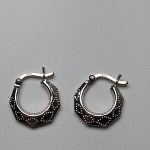 Sterling Silver 925 Faceted Hoop Earrings Lightweight Modern Design 1.30g New